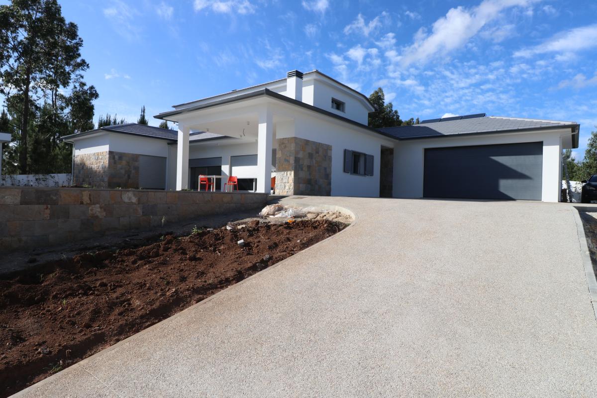 Uma Casa com Identidade Própria em Harmonia com a Natureza  Concroc