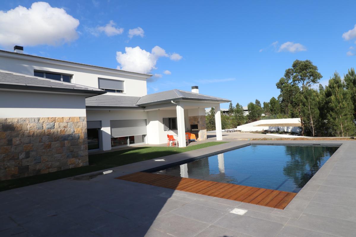 Uma Casa com Identidade Própria em Harmonia com a Natureza  Concroc