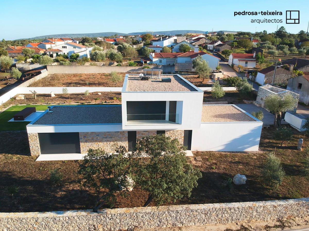 Entre a História e a Natureza – Uma Casa Única  Concroc