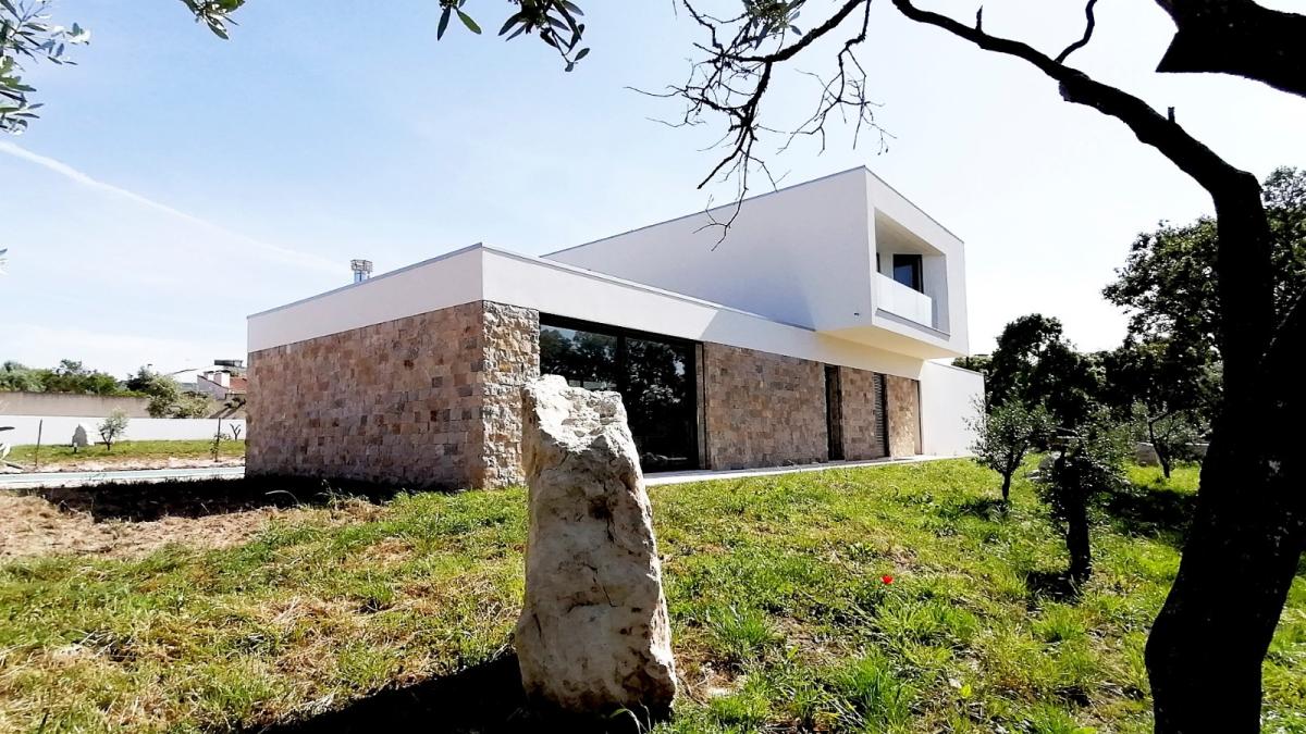 Entre a História e a Natureza – Uma Casa Única  Concroc