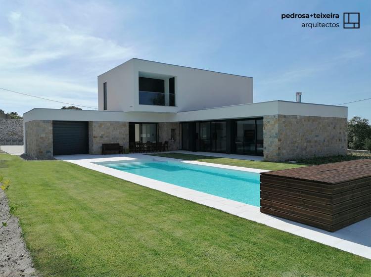 Entre a História e a Natureza – Uma Casa Única  Concroc